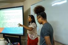 Viviane Corrêa Santos, docente da Uepa, e Antônio Santos, graduando em Licenciatura Plena em Geografia da Uepa, ministraram a oficina Educação Ambiental: formas de aprendizagem e projetos sustentáveis, durante a programação da Uepa Ambiental | Foto Marcelo Rodrigues