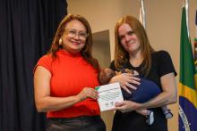 Representante do professor Manoel Freire recebe placa de homenagem. Foto: Sidney Oliveira/Ascom Uepa.