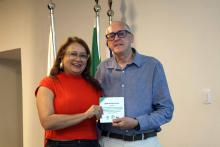 O professor Renato Teixeira é homenageado. Foto: Sidney Oliveira/Ascom Uepa.