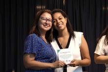 Representante do professor José Augusto Bastos recebe placa de homenagem. Foto: Sidney Oliveira/Ascom Uepa.