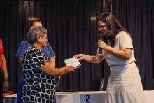 A servidora técnica, Ana de Fátima Ferreira é homenageada e recebe placa da Coordenadora do Curso de Fisioterapia, Erica Feio. Foto: Sidney Oliveira/Ascom Uepa.
