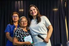 A servidora técnica, Ana de Fátima Ferreira é homenageada e recebe placa da Coordenadora do Curso de Fisioterapia, Erica Feio. Foto: Sidney Oliveira/Ascom Uepa.