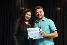 O professor André dos Santos é homenageado por alunos do curso de Fisioterapia. Foto: Sidney Oliveira/Ascom Uepa.