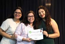 Na foto a Coordenadora do curso de Fisioterapia, Erica Feio homenageia a professora Rayanne Mesquita, junto Presidente do Confisio,  Carol Modesto. Foto: Sidney Oliveira/Ascom Uepa.