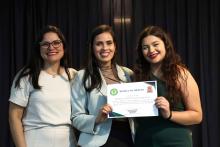 Na foto a Coordenadora do curso de Fisioterapia, Erica Feio homenageia a professora , Michelle Castro  junto com a Presidente do Confisio, Carol Modesto. Foto: Sidney Oliveira/Ascom Uepa.