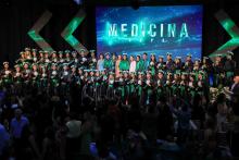 Durante a cerimônia de formatura dos alunos do curso de Medicina, a aluna Lívia Guerreiro de Barros Bentes recebeu a Medalha Prof. Dr. João Maradei, como prêmio por seu desempenho acadêmico.