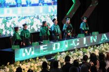 Durante a cerimônia de formatura dos alunos do curso de Medicina, a aluna Lívia Guerreiro de Barros Bentes recebeu a Medalha Prof. Dr. João Maradei, como prêmio por seu desempenho acadêmico.
