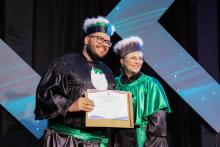 Durante a cerimônia de formatura dos alunos do curso de Medicina, a aluna Lívia Guerreiro de Barros Bentes recebeu a Medalha Prof. Dr. João Maradei, como prêmio por seu desempenho acadêmico.