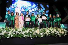 Durante a cerimônia de formatura dos alunos do curso de Medicina, a aluna Lívia Guerreiro de Barros Bentes recebeu a Medalha Prof. Dr. João Maradei, como prêmio por seu desempenho acadêmico.