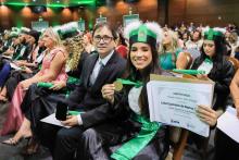 Durante a cerimônia de formatura dos alunos do curso de Medicina, a aluna Lívia Guerreiro de Barros Bentes recebeu a Medalha Prof. Dr. João Maradei, como prêmio por seu desempenho acadêmico.