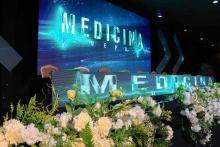 Durante a cerimônia de formatura dos alunos do curso de Medicina, a aluna Lívia Guerreiro de Barros Bentes recebeu a Medalha Prof. Dr. João Maradei, como prêmio por seu desempenho acadêmico.