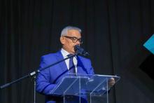 Durante a cerimônia de formatura dos alunos do curso de Medicina, a aluna Lívia Guerreiro de Barros Bentes recebeu a Medalha Prof. Dr. João Maradei, como prêmio por seu desempenho acadêmico.