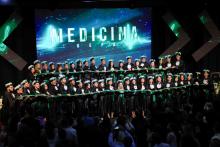 Durante a cerimônia de formatura dos alunos do curso de Medicina, a aluna Lívia Guerreiro de Barros Bentes recebeu a Medalha Prof. Dr. João Maradei, como prêmio por seu desempenho acadêmico.
