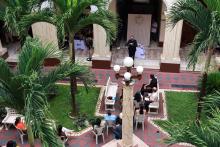 Celebração Ecumênica de Páscoa no Hall da reitoria. Na foto, o padre Paulo João. Foto: Sidney Oliveira/Ascom Uepa.