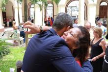 Celebração Ecumênica de Páscoa no Hall da reitoria. Na foto, a vice-reitora, Ilma Pastana, cumprimenta o padre Paulo João.Foto: Sidney Oliveira/Ascom Uepa.