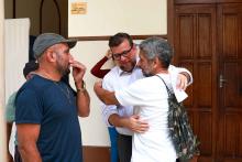 Celebração Ecumênica de Páscoa no Hall da reitoria. Na foto, o reitor Clay Chagas cumprimenta servidores. Foto: Sidney Oliveira/Ascom Uepa.