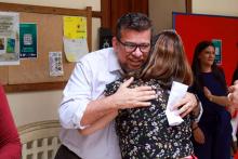 Celebração Ecumênica de Páscoa no Hall da reitoria. Na foto, o reitor Clay Chagas cumprimenta servidores. Foto: Sidney Oliveira/Ascom Uepa.