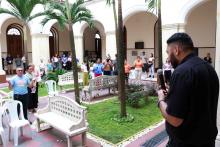 Celebração Ecumênica de Páscoa no Hall da reitoria. Na foto, o padre Leonardo Monteiro. Foto: Sidney Oliveira/Ascom Uepa.