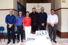 Celebração Ecumênica de Páscoa no Hall da reitoria. Na foto, a gestão superior e os padres Paulo João e Leonardo Monteiro. Foto: Sidney Oliveira/Ascom Uepa.