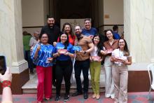 A vice-reitora, Ilma pastana entrega caixas de bombons a servidores premiados. Foto: Sidney Oliveira/Ascom Uepa.
