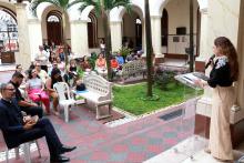 Celebração Ecumênica de Páscoa no Hall da reitoria. Na foto, a pastora Luana Fernandes. Foto: Sidney Oliveira/Ascom Uepa.