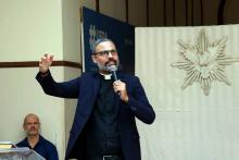 Celebração Ecumênica de Páscoa no Hall da reitoria. Na foto, o padre Paulo João. Foto: Sidney Oliveira/Ascom Uepa.