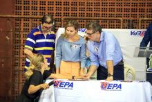 Foi realizado, na noite dessa quarta-feira, 26, o debate entre os candidatos a reitor e vice-reitor de Uepa, no ginásio do CCBS. Na foto, os candidatos da chapa 2 são orientados pela assessoria. Foto: Sidney Oliveira/Ascom Uepa