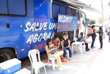 A unidade móvel do Hemopa em frente ao CCSE. Foto: Sidney Oliveira