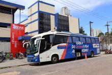 A unidade móvel do Hemopa em frente ao CCSE. Foto: Sidney Oliveira