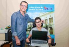 Entrega do computador para Lucas Nobre, aluno do curso de Filosofia do campus da Uepa em São Miguel do Guamá.
