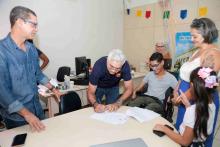 Entrega do computador para Lucas Nobre, aluno do curso de Filosofia do campus da Uepa em São Miguel do Guamá.