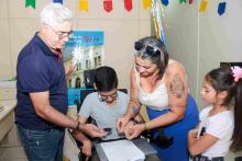 Entrega do computador para Lucas Nobre, aluno do curso de Filosofia do campus da Uepa em São Miguel do Guamá.