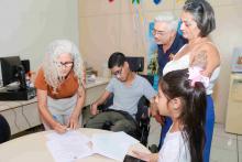 Entrega do computador para Lucas Nobre, aluno do curso de Filosofia do campus da Uepa em São Miguel do Guamá.