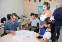 Entrega do computador para Lucas Nobre, aluno do curso de Filosofia do campus da Uepa em São Miguel do Guamá.