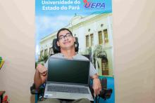 Entrega do computador para Lucas Nobre, aluno do curso de Filosofia do campus da Uepa em São Miguel do Guamá.
