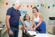 Entrega do computador para Lucas Nobre, aluno do curso de Filosofia do campus da Uepa em São Miguel do Guamá.