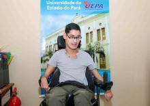 Entrega do computador para Lucas Nobre, aluno do curso de Filosofia do campus da Uepa em São Miguel do Guamá.