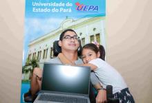 Entrega do computador para Lucas Nobre, aluno do curso de Filosofia do campus da Uepa em São Miguel do Guamá.