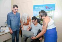 Entrega do computador para Lucas Nobre, aluno do curso de Filosofia do campus da Uepa em São Miguel do Guamá.