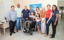 Entrega do computador para Lucas Nobre, aluno do curso de Filosofia do campus da Uepa em São Miguel do Guamá.
