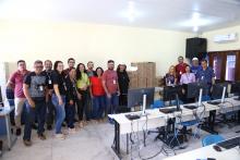 A Vice-reitora Ilma Pastana e o Pró-reitor Carlos Capela entregam equipamentos no Campus XVII de Vigia. Fotos: Sidney Oliveira/Ascom Uepa.