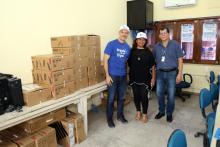 A Vice-reitora Ilma Pastana e o Pró-reitor Carlos Capela entregam equipamentos no Campus XVII de Vigia. Fotos: Sidney Oliveira/Ascom Uepa.