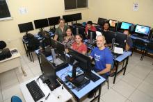 A Vice-reitora Ilma Pastana e o Pró-reitor Carlos Capela entregam equipamentos no Campus X de Igarapé-açu. Fotos: Sidney Oliveira.