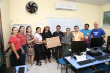 A Vice-reitora Ilma Pastana e o Pró-reitor Carlos Capela entregam equipamentos no Campus X de Igarapé-açu. Fotos: Sidney Oliveira.