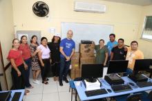 A Vice-reitora Ilma Pastana e o Pró-reitor Carlos Capela entregam equipamentos no Campus X de Igarapé-açu. Fotos: Sidney Oliveira.