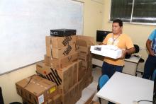 A Vice-reitora Ilma Pastana e o Pró-reitor Carlos Capela entregam equipamentos no Campus X de Igarapé-açu. Fotos: Sidney Oliveira.
