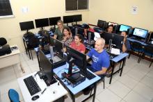A Vice-reitora Ilma Pastana e o Pró-reitor Carlos Capela entregam equipamentos no Campus X de Igarapé-açu. Fotos: Sidney Oliveira.