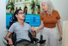 Entrega do computador para Lucas Nobre, aluno do curso de Filosofia do campus da Uepa em São Miguel do Guamá.