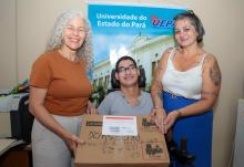 Entrega do computador para Lucas Nobre, aluno do curso de Filosofia do campus da Uepa em São Miguel do Guamá.