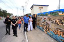 Na manhã desta sexta - feira, 13, foi inaugurada a pintura do muro do campus XXll, em Ananindeua. O reitor Clay Chagas esteve presente para fazer a visita à arte no muro junto aos servidores e alunos do campus, além de visitar também o laboratório multidisciplinar. Foto: Sidney Oliveira/Ascom Uepa.
